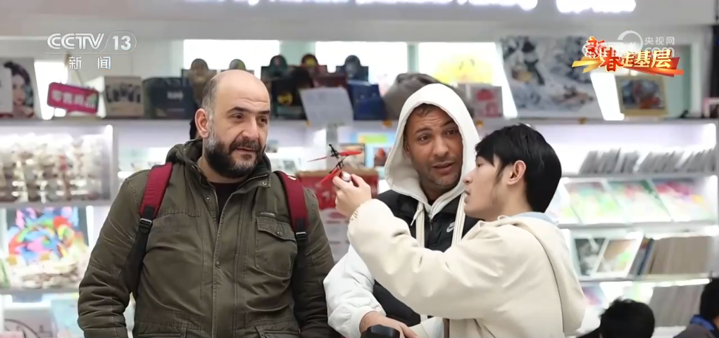 拳”凝聚合力 “品牌出海”成为义乌热词冰球突破正规网站新春走基层 “攥指成(图2)