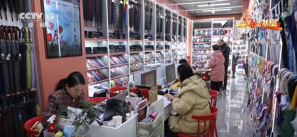 拳”凝聚合力 “品牌出海”成为义乌热词冰球突破正规网站新春走基层 “攥指成(图4)